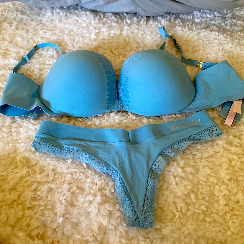 Never worn Victoria Secret’s NEVER WORN Bra and thong set.